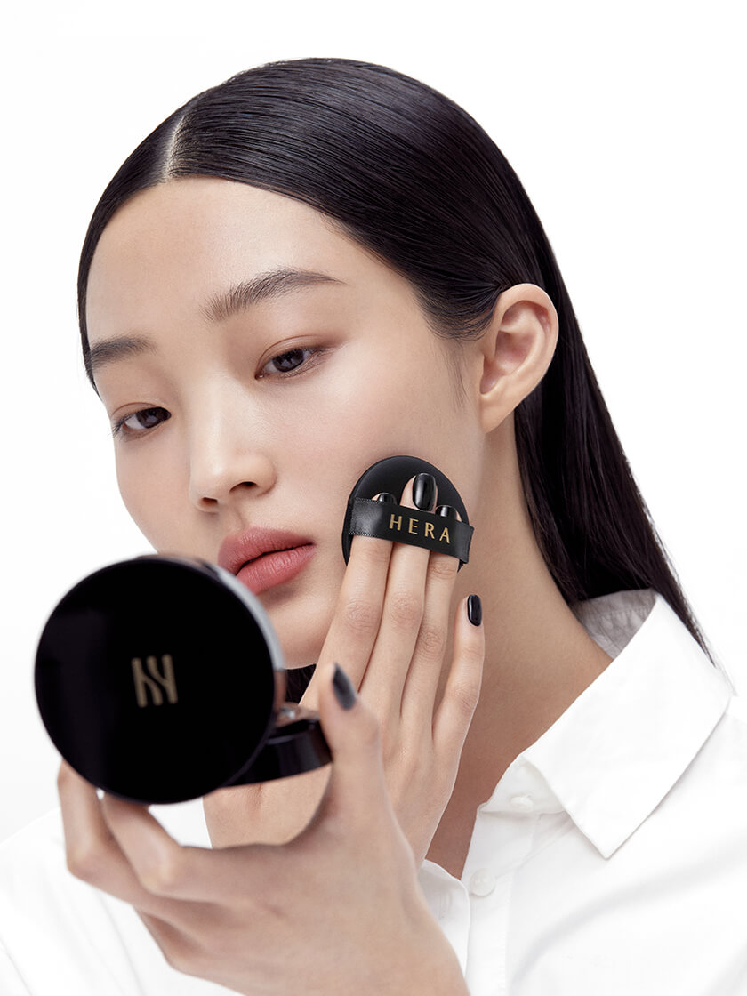 Cushion foundation for flawless look, Hera Black Cushion SPF 34 PA++